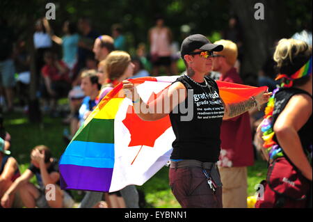 London, Ontario, Kanada. 26. Juli 2015. Tausende von Menschen Linie die Straßen von London über 100 Schwimmer anzeigen teilnehmen in der 21. jährlichen Pride Parade. Die Parade kommt am Ende der 10 Tage des Pride-Veranstaltungen in der ganzen Stadt. Bildnachweis: Jonny White/Alamy Live-Nachrichten Stockfoto