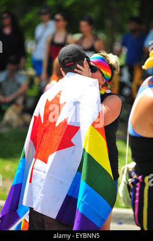 London, Ontario, Kanada. 26. Juli 2015. Tausende von Menschen Linie die Straßen von London über 100 Schwimmer anzeigen teilnehmen in der 21. jährlichen Pride Parade. Die Parade kommt am Ende der 10 Tage des Pride-Veranstaltungen in der ganzen Stadt. Bildnachweis: Jonny White/Alamy Live-Nachrichten Stockfoto