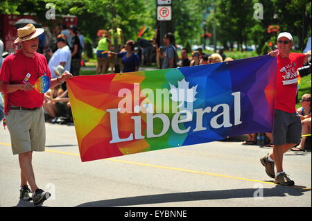 London, Ontario, Kanada. 26. Juli 2015. Tausende von Menschen Linie die Straßen von London über 100 Schwimmer anzeigen teilnehmen in der 21. jährlichen Pride Parade. Die Parade kommt am Ende der 10 Tage des Pride-Veranstaltungen in der ganzen Stadt. Bildnachweis: Jonny White/Alamy Live-Nachrichten Stockfoto