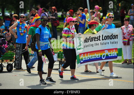 London, Ontario, Kanada. 26. Juli 2015. Tausende von Menschen Linie die Straßen von London über 100 Schwimmer anzeigen teilnehmen in der 21. jährlichen Pride Parade. Die Parade kommt am Ende der 10 Tage des Pride-Veranstaltungen in der ganzen Stadt. Bildnachweis: Jonny White/Alamy Live-Nachrichten Stockfoto