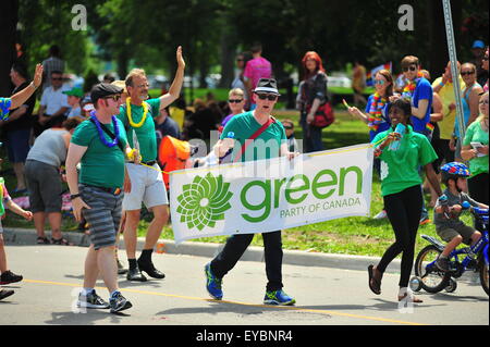 London, Ontario, Kanada. 26. Juli 2015. Tausende von Menschen Linie die Straßen von London über 100 Schwimmer anzeigen teilnehmen in der 21. jährlichen Pride Parade. Die Parade kommt am Ende der 10 Tage des Pride-Veranstaltungen in der ganzen Stadt. Bildnachweis: Jonny White/Alamy Live-Nachrichten Stockfoto