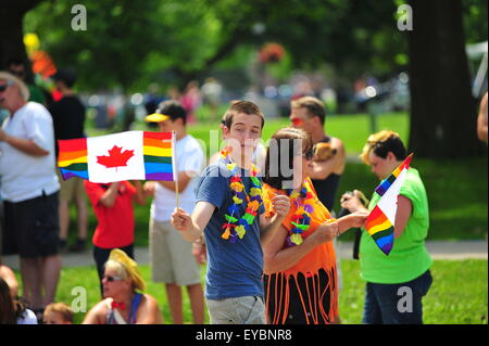 London, Ontario, Kanada. 26. Juli 2015. Tausende von Menschen Linie die Straßen von London über 100 Schwimmer anzeigen teilnehmen in der 21. jährlichen Pride Parade. Die Parade kommt am Ende der 10 Tage des Pride-Veranstaltungen in der ganzen Stadt. Bildnachweis: Jonny White/Alamy Live-Nachrichten Stockfoto