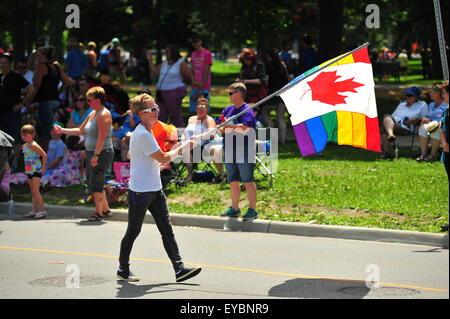 London, Ontario, Kanada. 26. Juli 2015. Tausende von Menschen Linie die Straßen von London über 100 Schwimmer anzeigen teilnehmen in der 21. jährlichen Pride Parade. Die Parade kommt am Ende der 10 Tage des Pride-Veranstaltungen in der ganzen Stadt. Bildnachweis: Jonny White/Alamy Live-Nachrichten Stockfoto