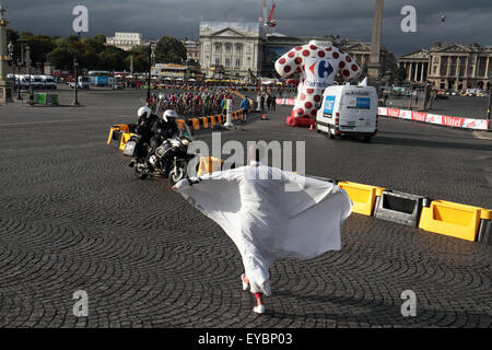 Paris, Frankreich. 26. Juli 2015. Demonstrant läuft vor der Tour de France-Hauptfeld in der letzten Runde die letzte Etappe in Paris, Frankreich am 26. Juli 2015. Bildnachweis: Maurice Savage/Alamy Live-Nachrichten Stockfoto