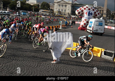 Paris, Frankreich. 26. Juli 2015. Demonstrant läuft vor der Tour de France-Hauptfeld in der letzten Runde die letzte Etappe in Paris, Frankreich am 26. Juli 2015. Bildnachweis: Maurice Savage/Alamy Live-Nachrichten Stockfoto