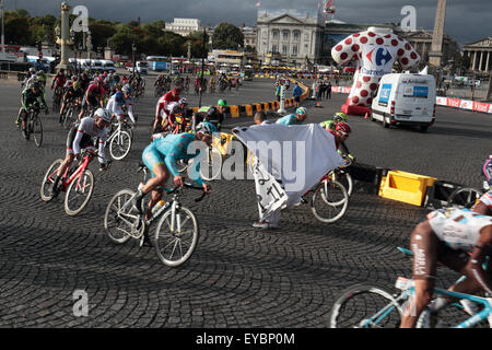 Paris, Frankreich. 26. Juli 2015. Demonstrant läuft vor der Tour de France-Hauptfeld in der letzten Runde die letzte Etappe in Paris, Frankreich am 26. Juli 2015. Bildnachweis: Maurice Savage/Alamy Live-Nachrichten Stockfoto