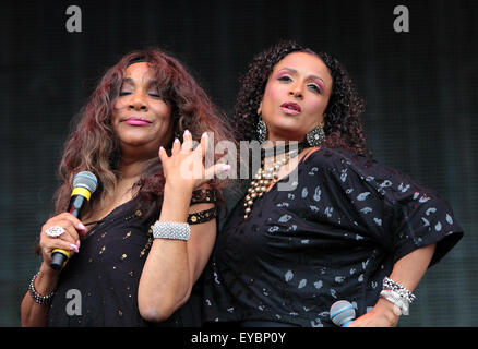 Perth, Schottland, Großbritannien. 26. Juli 2015. Schwester Schlitten singt am Rücklauf Festival Scone Palace Perth, Schottland, UK, Sonntag, 26. Juli 2015 Credit: Derek Allan/Alamy leben Nachrichten Stockfoto