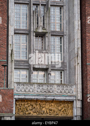 Detail der Wanddekorationen über dem Haupteingang des Osloer Rathaus Stockfoto