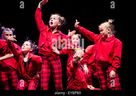 Eine Gruppe von Mädchen im Teenageralter Durchführung choreographierten modernen städtischen Tanzeinlagen auf der Bühne in Aberystwyth Arets Centre Wales UK Stockfoto