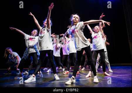 Eine Gruppe von Mädchen im Teenageralter Durchführung choreographierten modernen städtischen Tanzeinlagen auf der Bühne in Aberystwyth Arets Centre Wales UK Stockfoto