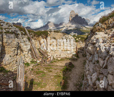 Italienische Schützengräben des Ersten Weltkrieges auf dem Monte Piana (Suedkuppe). Im Hintergrund die Tre Cime di Lavaredo. Die Sextner Dolomiten. Italienische Alpen. Stockfoto