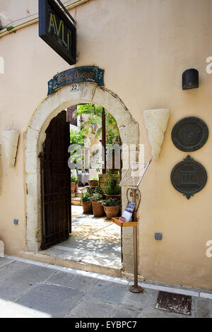 Avli Restaurant befindet sich in der Stadt Rethymnon, Crete. Hier ist die gewölbte Hofeinfahrt. Stockfoto