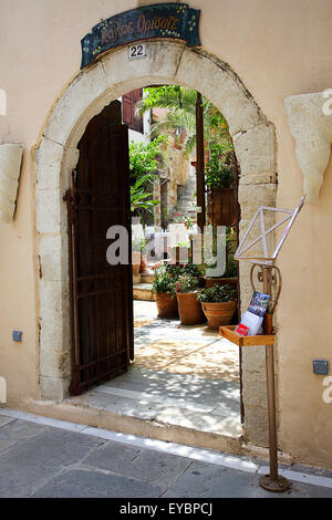 Avli Restaurant befindet sich in der Stadt Rethymnon, Crete. Hier ist die gewölbte Hofeinfahrt. Stockfoto