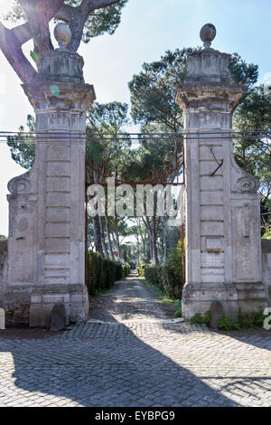 Altes Tor führt zu langen Weg an der historischen Via Appia in Rom, Italien. Stockfoto