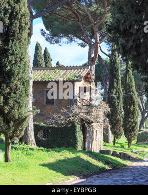 Kleine Struktur auf der Via Appia Antica, die alte Via Appia in Rom, Italien, an einem sonnigen Frühlingstag. Stockfoto