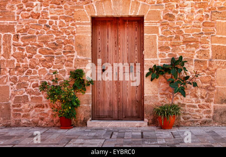 Holztür ein altes Steinhaus Stockfoto