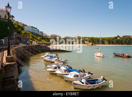 Boote vertäut im Hafen von Tenby. Pembrokeshire, Wales, UK. Stockfoto