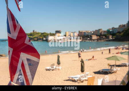 Ein bunten Wimpel mit Anschluß-Markierungsfahne flattert im Handumdrehen in Tenby, Pembrokeshire, Wales, UK. Stockfoto