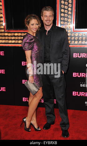 LOS ANGELES, CA - 15. November 2010: Eric Dane & Rebecca Gayheart an der Los Angeles premiere seines neuen Films "Burlesque" im Grauman Chinese Theatre in Hollywood. Stockfoto