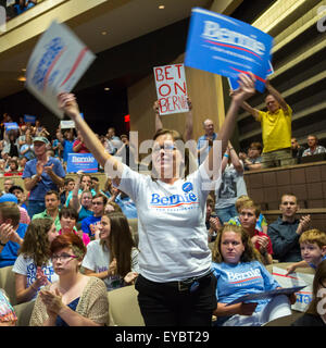 Des Moines, Iowa - Senator Bernie Sanders spricht zu einer Menge von 1.000 Fans in West Des Moines Valley High School, als er für Präsident Kampagnen. Stockfoto