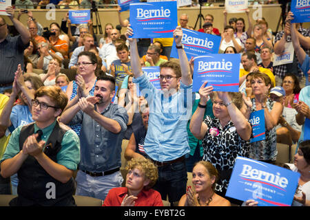 Des Moines, Iowa - Senator Bernie Sanders spricht zu einer Menge von 1.000 Fans in West Des Moines Valley High School, als er für Präsident Kampagnen. Stockfoto