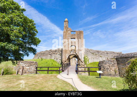 Eingang zu den Ruinen von Sherborne Old Castle, ein 12. Jahrhundert mittelalterliche Palast, Sherborne, Dorset, UK im Sommer bei blauem Himmel Stockfoto