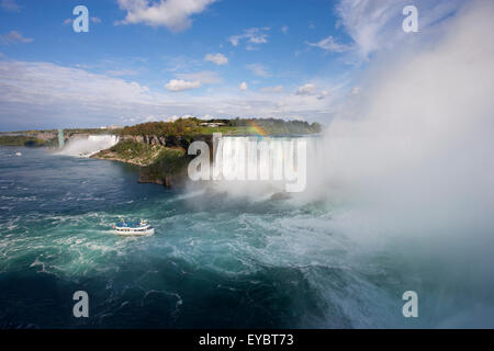 Nordamerika, Kanada, Ontario / USA / Niagara Falls Mädchen des Nebels nähert sich kanadischen Horseshoe Falls mit USA Niagara Falls Stockfoto