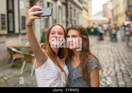 Zwei süße Teen Mädchen Freundin nehmen ein Selbstporträt auf Smartphone im Freien in der Altstadt. Stockfoto