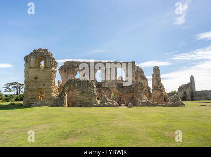 Ruinen von Sherborne Old Castle, ein 12. Jahrhundert mittelalterliche Palast in Sherborne, Dorset, UK im Sommer Stockfoto