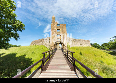 Eingang zu den Ruinen von Sherborne Old Castle, ein 12. Jahrhundert mittelalterliche Palast, Sherborne, Dorset, UK im Sommer bei blauem Himmel Stockfoto