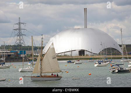 Marchwood Energy Recovery Unit brennt Siedlungsabfälle zur Energieerzeugung auf Southampton Wasser England UK kuppelförmige Gebäude Stockfoto