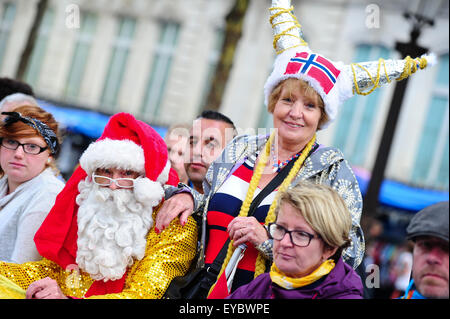 Paris, Frankreich. 26. Juli 2015. Norwegische Radsport-Fans während der Etappe 21 der Tour de France in Paris. Foto: Miroslav Dakov / Alamy Live News Stockfoto