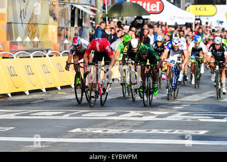 Paris, Frankreich. 26. Juli 2015. Andre Greipel (GER) Lotto-Soudal-Team ist rund um die Ziellinie passieren und die 21. und letzte Etappe der Tour de France in Paris zu gewinnen. Foto: Miroslav Dakov / Alamy Live News Stockfoto