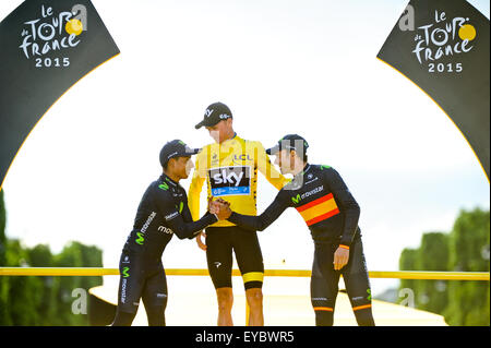 Paris, Frankreich. 26. Juli 2015. Movistar Team-Kollegen Nairo Quintana (l) und Alejandro Valverde (r) gratulieren einander vor der Gewinner Chris Froome (gelbes Trikot) nach der Einnahme der zweiter und Dritter Plätzen bzw. der 2015 Tour de France. Foto: Miroslav Dakov / Alamy Live News Stockfoto