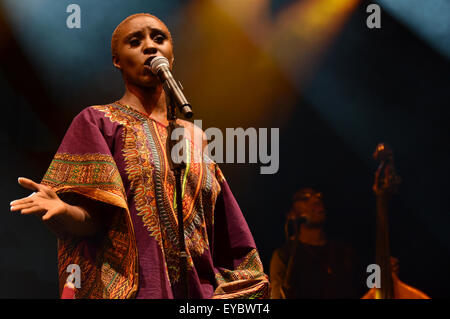 Malmesbury, Wiltshire, UK. 26. Juli 2015.  Bild: Womad Festival Charlton Park Wiltshire: Mercury Music Prize Shortlistee Laura Mvula aus dem Vereinigten Königreich in The Siam Zelt durchführen. Date26/07/2015 Ref: Credit: Charlie Bryan/Alamy Live News Stockfoto