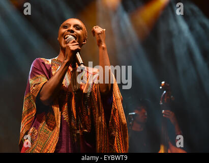 Malmesbury, Wiltshire, UK. 26. Juli 2015.  Bild: Womad Festival Charlton Park Wiltshire: Mercury Music Prize Shortlistee Laura Mvula aus dem Vereinigten Königreich in The Siam Zelt durchführen. Date26/07/2015 Ref: Credit: Charlie Bryan/Alamy Live News Stockfoto
