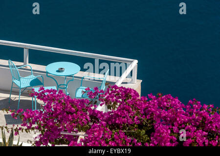 Terrasse über Meer blühende Rebe Santorini Griechenland Bougainvillea magenta Stockfoto