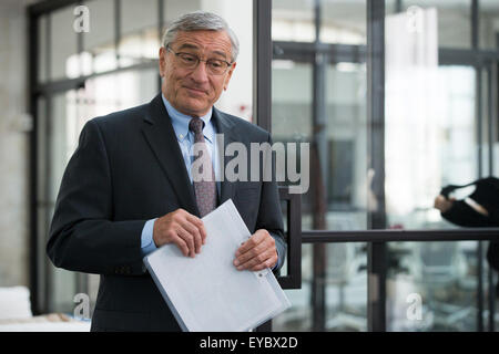 Der Praktikant ist eine bevorstehende US-amerikanische Filmkomödie Regie: Nancy Meyers. Der Film-stars Robert De Niro und Anne Hathaway, Nat Wolff, Adam DeVine.  Dieses Foto ist nur zu redaktionellen Zwecken und unterliegen dem Copyright von der Filmgesellschaft und/oder der Fotograf von dem Film oder der Firma zugeordnet und kann nur durch Veröffentlichungen im Zusammenhang mit der Förderung der oben genannten Film reproduziert werden. Eine obligatorische Gutschrift auf die Filmgesellschaft ist erforderlich. Der Fotograf sollte auch angerechnet werden, wenn bekannt. Stockfoto