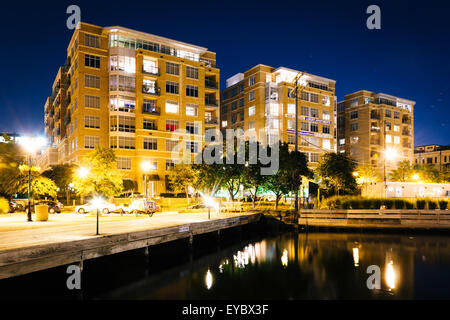 Mehrfamilienhäuser in der Nacht an der Uferpromenade in Fells Point, Baltimore, Maryland. Stockfoto