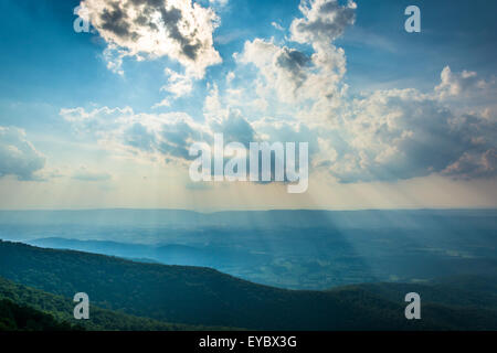 Dämmerungsaktiv Strahlen über das Shenandoah-Tal, von kleinen steinigen Mann Klippen im Shenandoah-Nationalpark, Virginia gesehen. Stockfoto