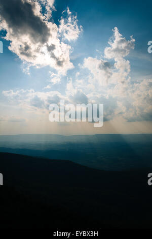 Dämmerungsaktiv Strahlen über das Shenandoah-Tal, von kleinen steinigen Mann Klippen im Shenandoah-Nationalpark, Virginia gesehen. Stockfoto