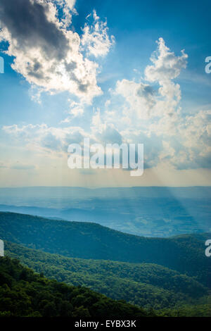 Dämmerungsaktiv Strahlen über das Shenandoah-Tal, von kleinen steinigen Mann Klippen im Shenandoah-Nationalpark, Virginia gesehen. Stockfoto