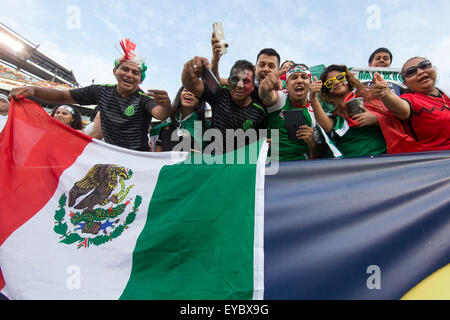 Philadelphia, Pennsylvania, USA. 26. Juli 2015. Mexiko-Fans jubeln für ihr Team während des CONCACAF Gold Cup 2015 Finales match zwischen Jamaika und Mexiko bei Lincoln Financial Field in Philadelphia, Pennsylvania. Christopher Szagola/CSM/Alamy Live-Nachrichten Stockfoto