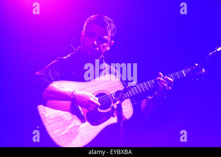 Barnsley, UK. 25. Juli 2015. Damien O'Kane erklingt in Underneath the Stars Festival, Barnsley, South Yorkshire. Damien ist der Ehemann von Folk-Sängerin Kate Rusby. Bild: Scott Bairstow/Alamy Stockfoto