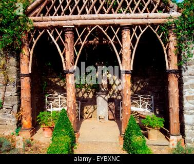 Glin Castle, Co Limerick; Rustikal-Tempel In ummauerten Garten Stockfoto