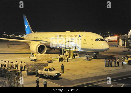 Xiamen, China Fujian Provinz. 26. Juli 2015. Foto aufgenommen am 26. Juli 2015 zeigt den MF811 Flug nach Amsterdam an einem Flughafen in Xiamen, Südost-China Fujian Provinz, 26. Juli 2015. Xiamen Airlines startete der Träger erste interkontinentale Route, die Xiamen-Amsterdam-Route am Sonntag. © Lin Shanchuan/Xinhua/Alamy Live-Nachrichten Stockfoto