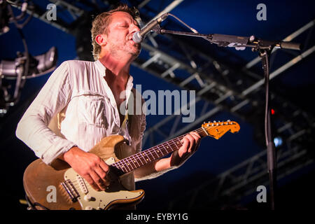 Mailand Italien. 26. Juli 2015. Der belgische Rockband dEUS führt live am CarroPonte während der "European Tour 2015" Credit: Rodolfo weitertransferiert/Alamy Live News Stockfoto