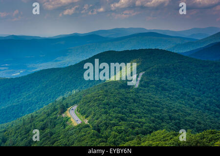 Blick auf die Blue Ridge Mountains von kleinen steinigen Mann Klippen im Shenandoah-Nationalpark, Virginia. Stockfoto