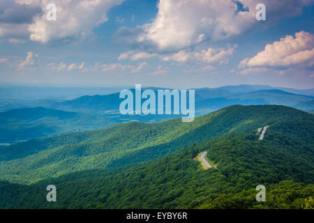 Blick auf die Blue Ridge Mountains von kleinen steinigen Mann Klippen im Shenandoah-Nationalpark, Virginia. Stockfoto