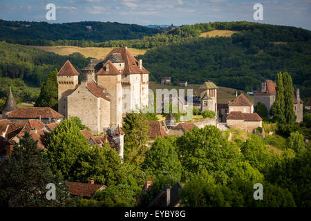 Abendsonne über Château des Plas und mittelalterlichen Stadt Curemonte, in der alten Abteilung des Limousin, Correze, Frankreich Stockfoto